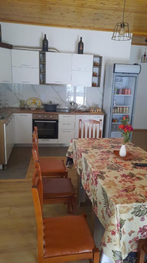 Villa Bujtina Lugina E Vjoses Përmet Esterno foto